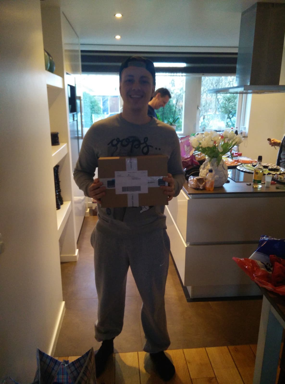 Justin Regterschot con un paquete en su cocina