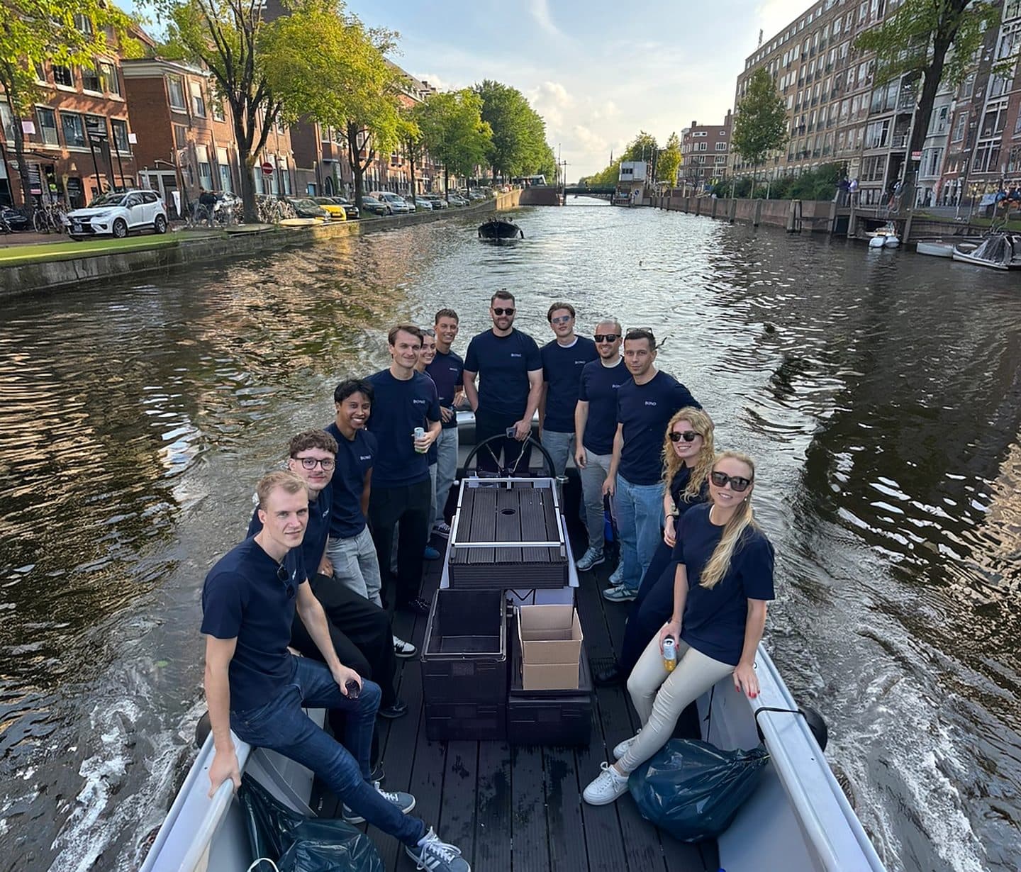 El equipo de BONO junto en un barco
